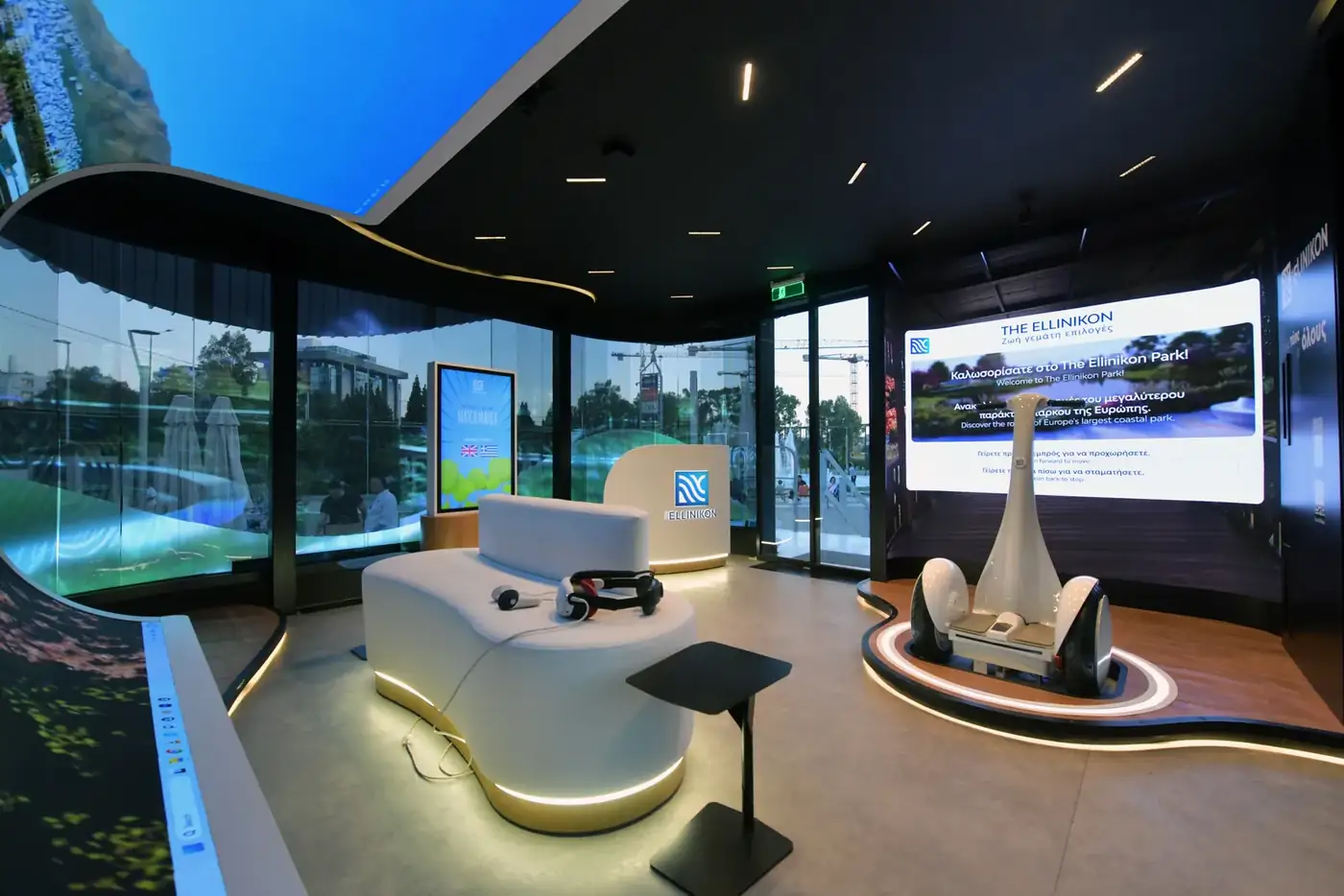 The Ellinikon Discovery Zone — καθιστικό & οθόνες